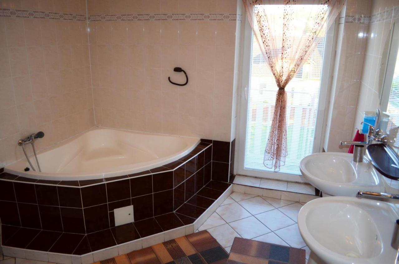 Apartmany Riviera A Chalupa Riviera Liptov, Bešeňová Exteriör bild